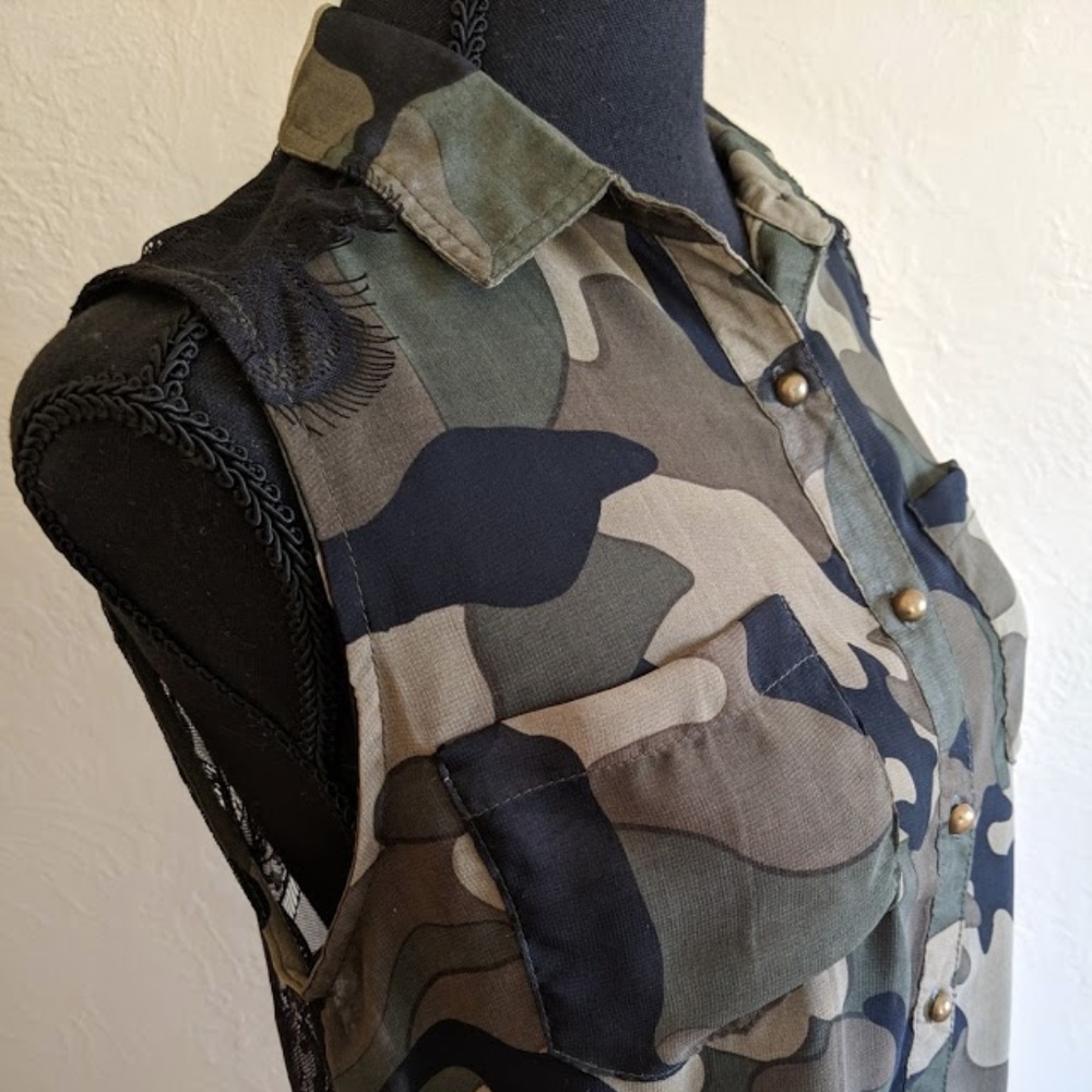 ARMY PRINT SLEEVELESS BLOUSE W/ BLACK LACE BACK